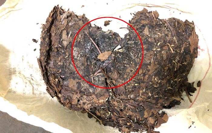白茶中间发黑怎么回事，白茶是黑色的能喝吗