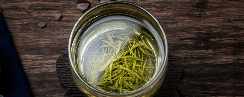 枸杞和绿茶泡水喝的功效与作用，枸杞冰糖菊花泡水的功效