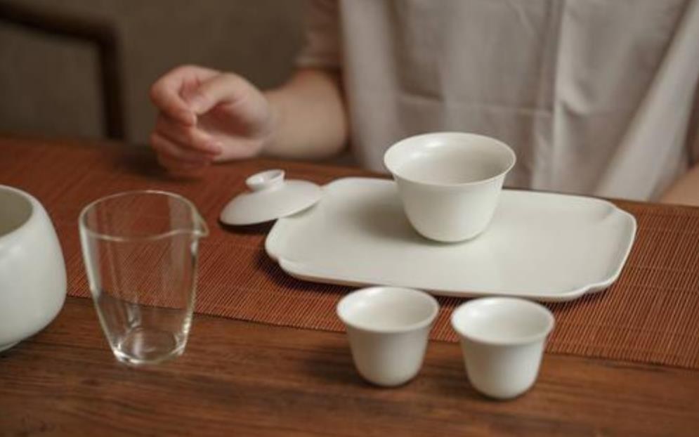 泡茶用陶瓷的好还是紫砂壶好